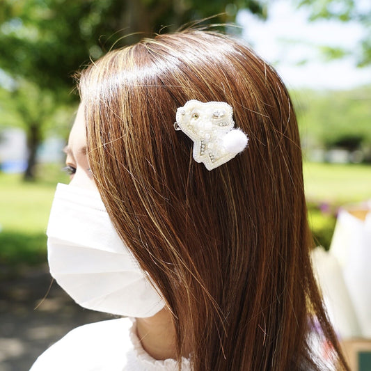 『雪解けのステップ』白うさぎのブローチ F-72